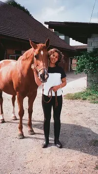 Manuela und ihr erstes Pferd Gardenia